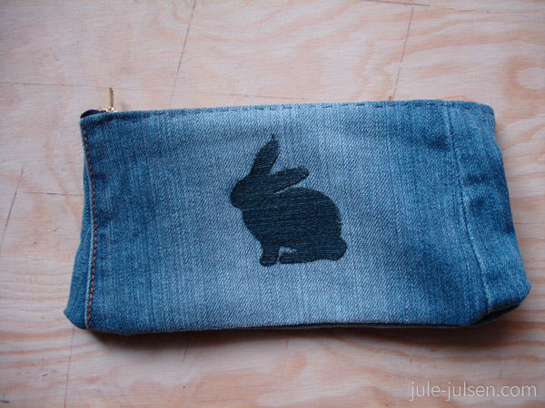 Federtasche mit Hasensymbol aus Jeansstoff Federtasche mit Hasensymbol aus Jeansstoff