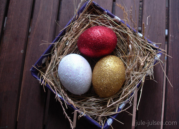 selbst gebasteltes Osternest mit drei funkelnden Glitzereiern selbst gebasteltes Osternest mit drei funkelnden Glitzereiern