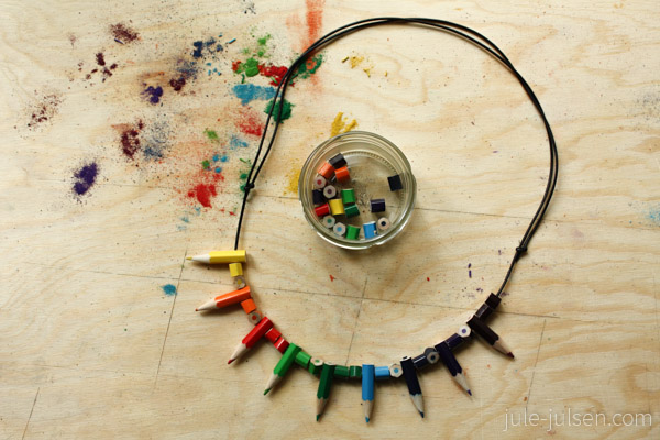 Kette aus verschiedenen auf ein Lederband gefaedelten Buntstiftspitzen