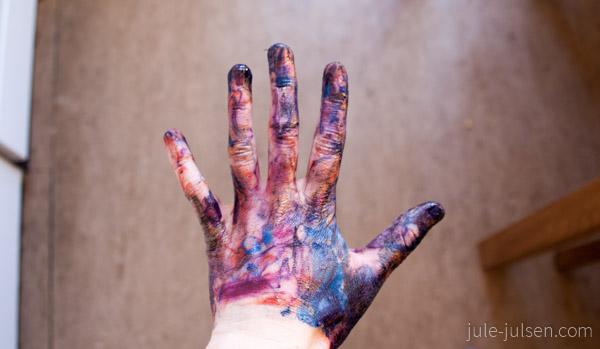 meine dreckige Hand voller Nagellackfarbe meine dreckige Hand voller Nagellackfarbe