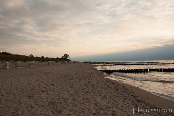 Ahrenshooper Strand in der Abenddaemmerung Ahrenshooper Strand in der Abenddaemmerung