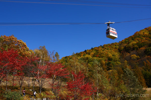 Seilbahn in den japanischen Alpen Seilbahn in den japanischen Alpen