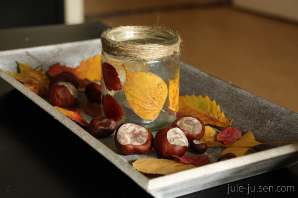 altes Marmeladenglas beklebt mit Herbstblättern altes Marmeladenglas beklebt mit Herbstblättern