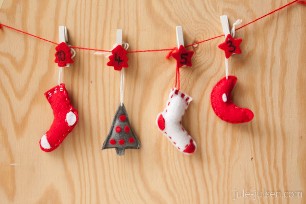 rote, weisse und graue Filzanhaenger in Form von Socken, Weihnachtsbaeumen und Monden rote, weisse und graue Filzanhaenger in Form von Socken, Weihnachtsbaeumen und Monden