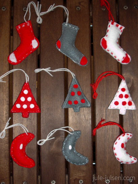 rote, weisse und graue Filzanhaenger in Form von Socken, Weihnachtsbaeumen und Monden rote, weisse und graue Filzanhaenger in Form von Socken, Weihnachtsbaeumen und Monden