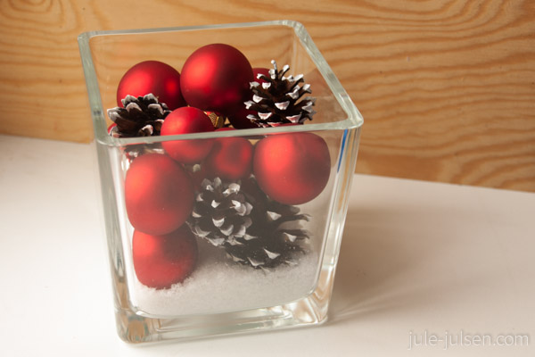 eckige Glasschale mit roten Weihnachtskugeln und weiss bemalten Kienaepfeln eckige Glasschale mit roten Weihnachtskugeln und weiss bemalten Kienaepfeln