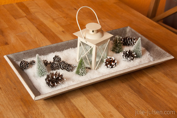 eckige Glasschale mit roten Weihnachtskugeln und weiss bemalten Kienaepfeln eckige Glasschale mit roten Weihnachtskugeln und weiss bemalten Kienaepfeln