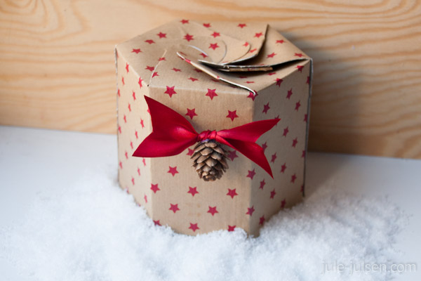 baumkuchenverpackung beklebt mit braunem packpapier mit roten sternen und lerchenzapfen baumkuchenverpackung beklebt mit braunem packpapier mit roten sternen und lerchenzapfen