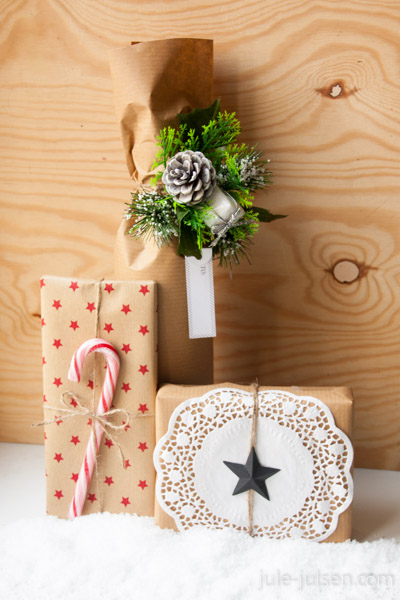 links: geschenkverpackung aus braunem packpapier mit roten sternen, mitte: flaschenverpackung aus braunem packpapier mit dekto aus kienapfel und tannengruen, rechts: geschenkverpackung aus braunem packpapier verziert mit weißem tortenpapier links: geschenkverpackung aus braunem packpapier mit roten sternen, mitte: flaschenverpackung aus braunem packpapier mit dekto aus kienapfel und tannengruen, rechts: geschenkverpackung aus braunem packpapier verziert mit weißem tortenpapier