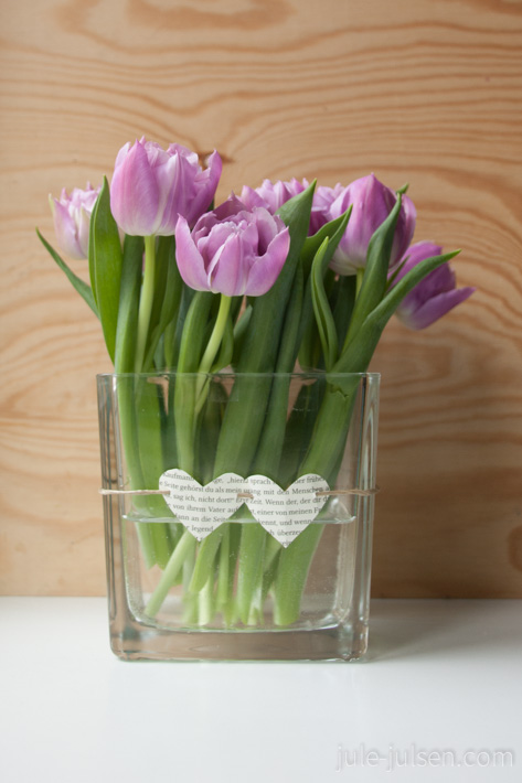 lila Tulpen in eckiger Glasschale mit Herzverzierung aus alten Buchseiten lila Tulpen in eckiger Glasschale mit Herzverzierung aus alten Buchseiten
