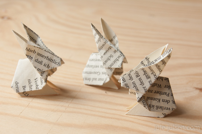 Origamihasen aus alten Buchseiten gefaltet Origamihasen aus alten Buchseiten gefaltet