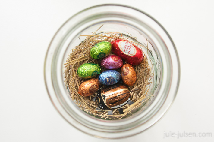Blick von oben auf das Osternest im Glas Blick von oben auf das Osternest im Glas