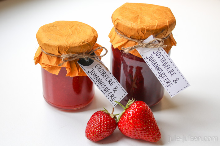 selbstgemachte Marmelade mit gelber Verpackung und handgeschriebenen Etiketten