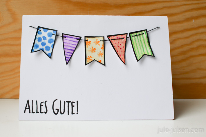 Außenseite der selbstgemachten Geburtstagskarte mit einer bunten Wimpelkette und dem Schriftzug Außenseite der selbstgemachten Geburtstagskarte mit einer bunten Wimpelkette und dem Schriftzug