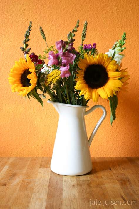 gemischter Sommerstrauss vom Wochenmarkt mit Sonnenblumen gemischter Sommerstrauss vom Wochenmarkt mit Sonnenblumen