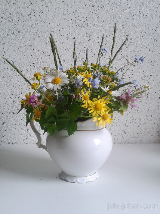 selbstgepflueckter Wiesenblumenstrauss in einem alten Milchkaennchen selbstgepflueckter Wiesenblumenstrauss in einem alten Milchkaennchen