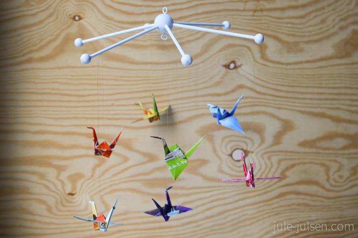 Mobile aus Origami Papierkranichen in den Farben des Regenbogens