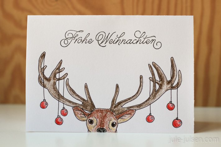 gezeichnete Weihnachtskarte mit Rentier das Weihnachtskugeln am Geweih hat gezeichnete Weihnachtskarte mit Rentier das Weihnachtskugeln am Geweih hat