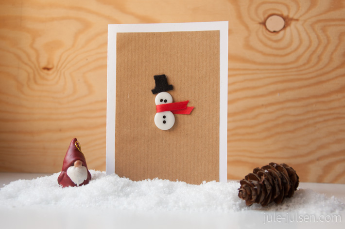 Weihnachtskarte mit Schneemannmotiv gemacht aus weißen Knoepfen Weihnachtskarte mit Schneemannmotiv gemacht aus weißen Knoepfen