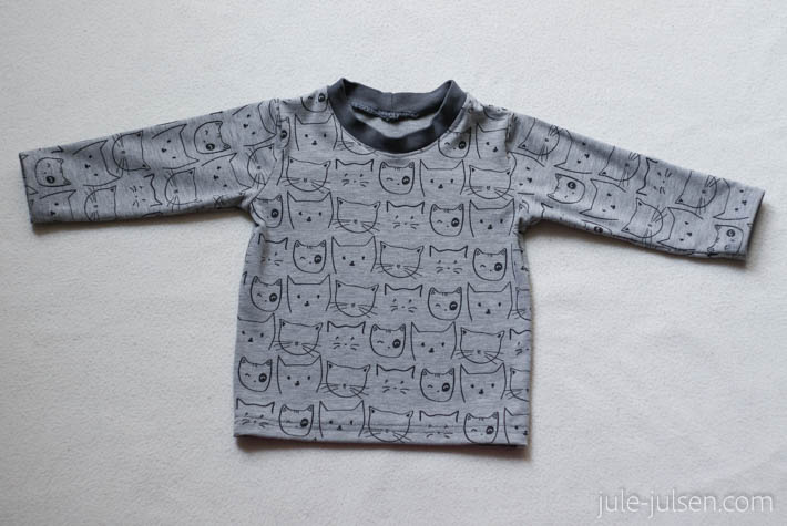 Selbstgemachter Babypullover mit Rundhalsausschnitt Selbstgemachter Babypullover mit Rundhalsausschnitt