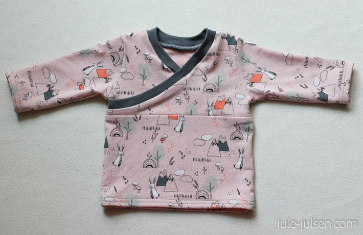 Selbstgemachter Babypullover mit Ausschnitt in Wickeloptik Selbstgemachter Babypullover mit Ausschnitt in Wickeloptik