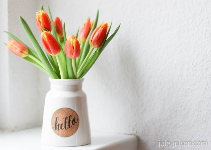 rot-gelbe Tulpen in Keramikvase 