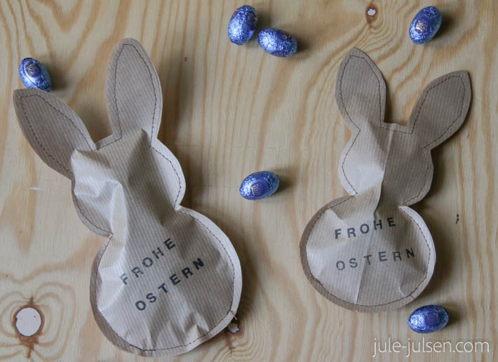 Osterhasentuete gefuellt mit Schokoeiern und der Aufschrift FROHE OSTERN Osterhasentuete gefuellt mit Schokoeiern und der Aufschrift FROHE OSTERN