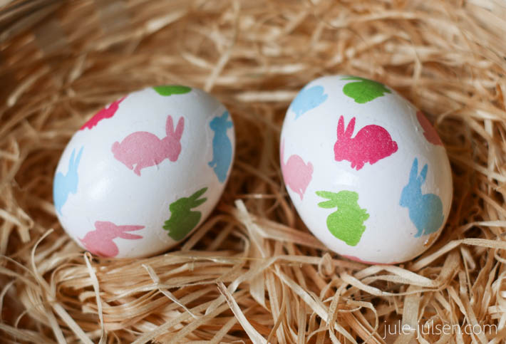 ausgepustete Eier beklebt mit bunten Osterhasen