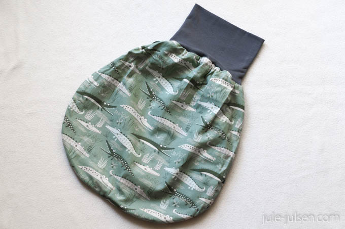 selbst genähter Schlafsack bzw. Pucksack für neugeborene Babys aus gruenem Baumwollstoff mit Krokodilen darauf selbst genähter Schlafsack bzw. Pucksack für neugeborene Babys aus gruenem Baumwollstoff mit Krokodilen darauf