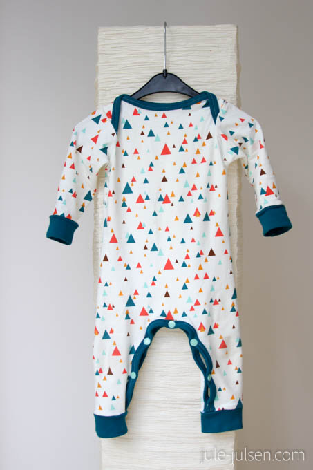 selbst gemachter Schlafanzug oder Strampler für Babys aus Jerseystoff mit Buendchen an Armen und Beinen selbst gemachter Schlafanzug oder Strampler für Babys aus Jerseystoff mit Buendchen an Armen und Beinen