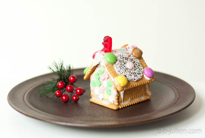 Häuschen aus Sperrholz als Adventskalender