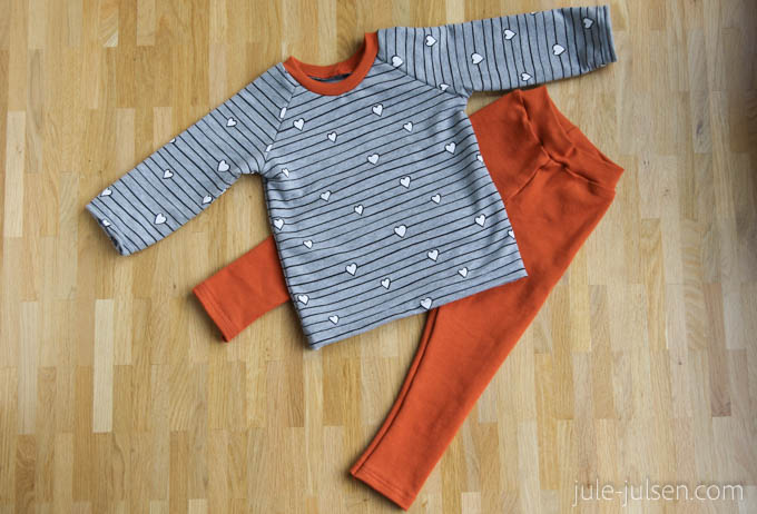 selbstgenaehtes Babyset aus Sweatpulli und Jerseyleggins in grau und orange selbstgenaehtes Babyset aus Sweatpulli und Jerseyleggins in grau und orange