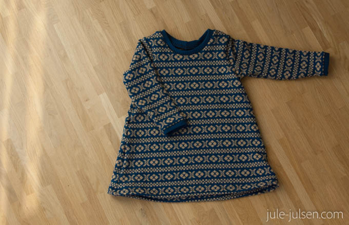 Upcycling Kinderkleid aus altem Pulli Upcycling Kinderkleid aus altem Pulli