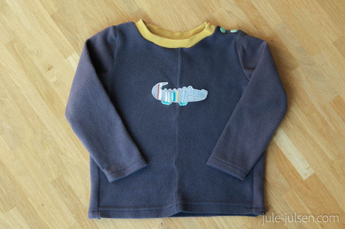 Upcycling Kinderpulli aus altem Fleecepulli mit Kokodil Patch Upcycling Kinderpulli aus altem Fleecepulli mit Kokodil Patch