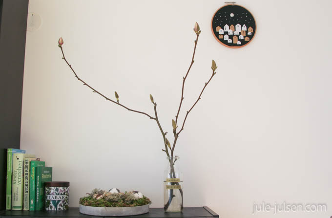 Osterdeko mit Moos und Magnolienzweig Osterdeko mit Moos und Magnolienzweig