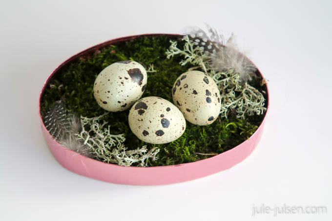diy Osterdeko: Koerbchen aus Moos mit Wachteleiern, Flechten und Federn diy Osterdeko: Koerbchen aus Moos mit Wachteleiern, Flechten und Federn