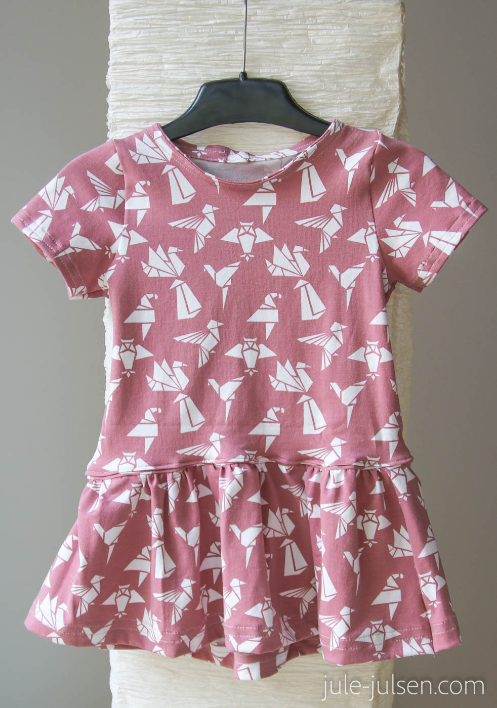 Sommerkleid für Maedchen, Gr. 86, altrosa Jersey mit weissen Origamivoegeln Sommerkleid für Maedchen, Gr. 86, altrosa Jersey mit weissen Origamivoegeln