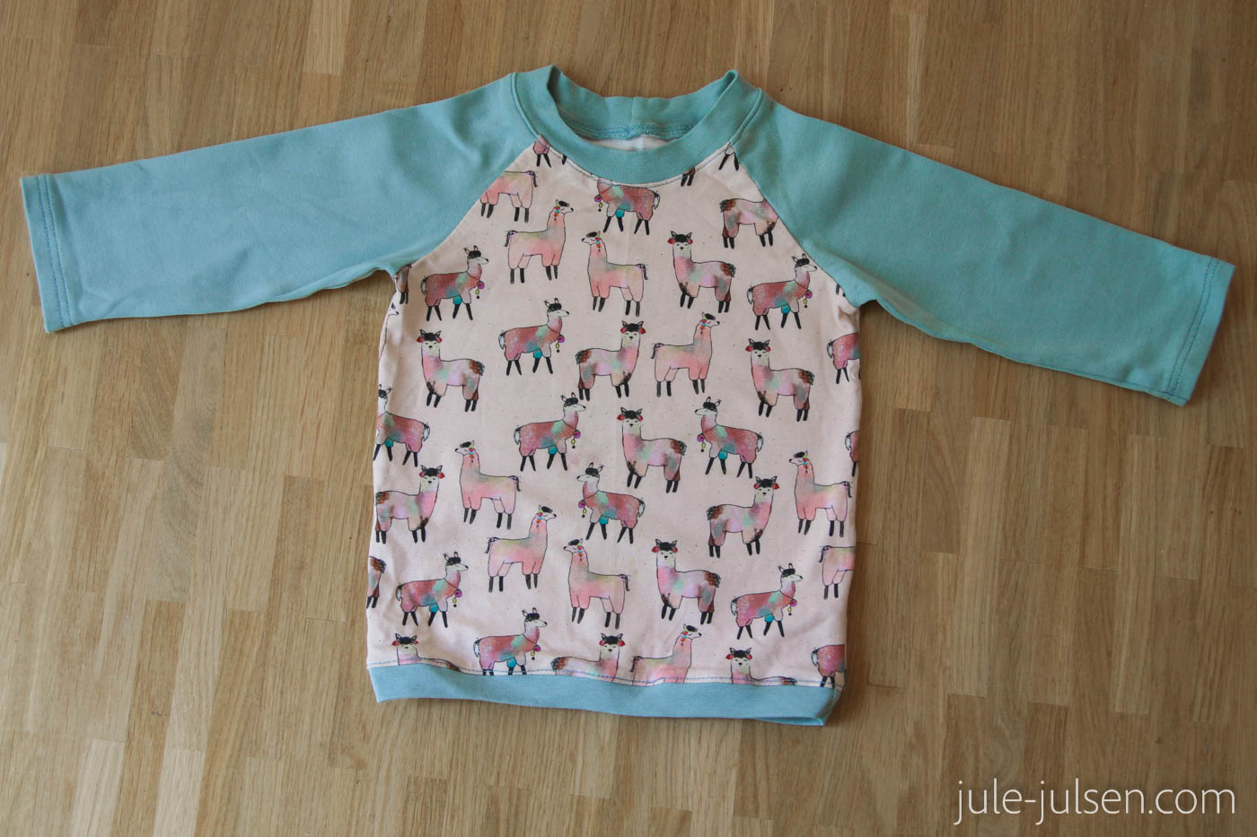 selbstgenähtes Raglanshirt mit Lamaprint in Pastellfarben selbstgenähtes Raglanshirt mit Lamaprint in Pastellfarben