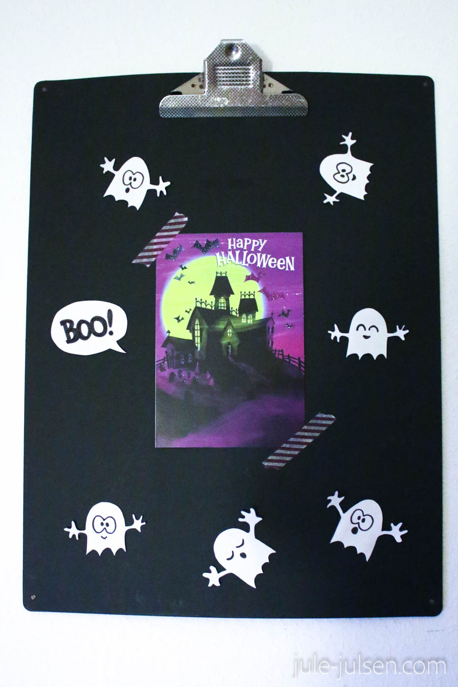 Halloweendeko mit selbstgebastelten Geistern aus Papier