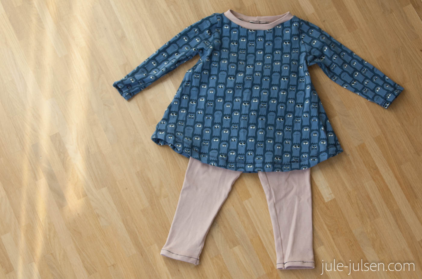 selbstgenähte Tunika aus blauem Geisterjersey mit passender Leggins in altrosa