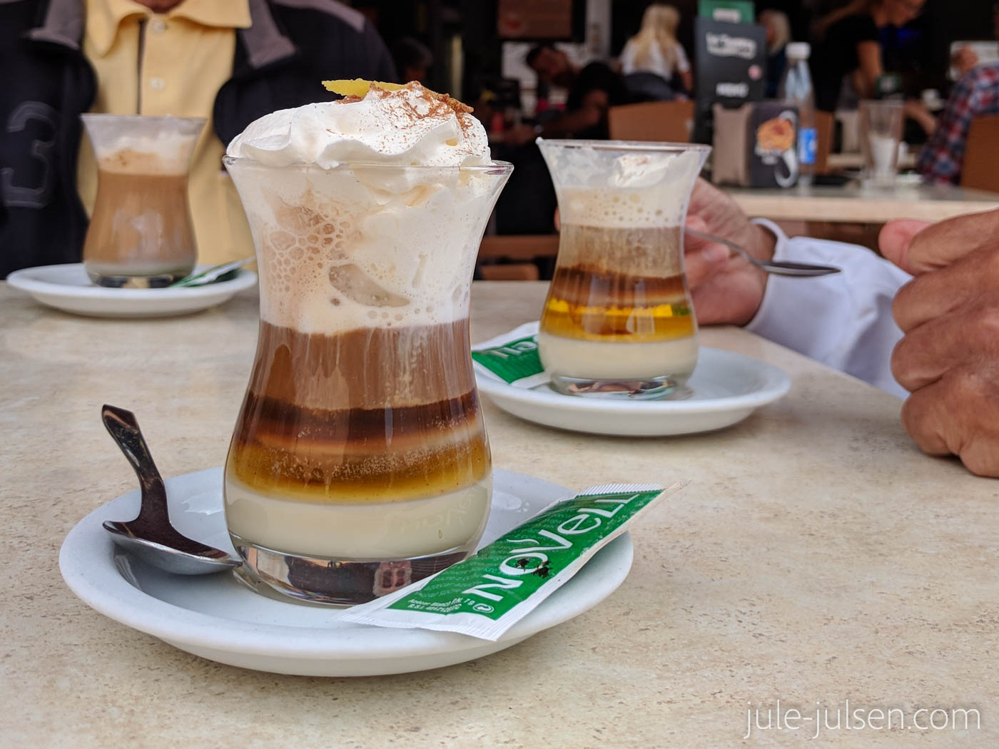 Auszeit beim Lokalgetränk Barraquito - eine Kaffeespezialität mit Schuss Auszeit beim Lokalgetränk Barraquito - eine Kaffeespezialität mit Schuss