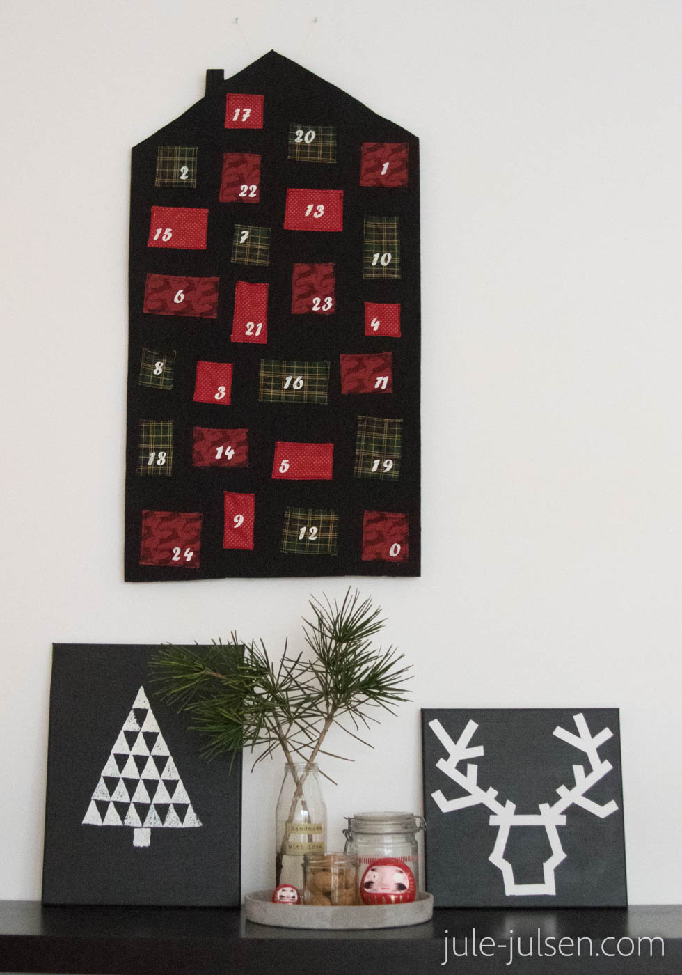 DIY Weihnachtskalender aus schwarzem Filz mit Taschen aus Weihnachtsstoffen DIY Weihnachtskalender aus schwarzem Filz mit Taschen aus Weihnachtsstoffen