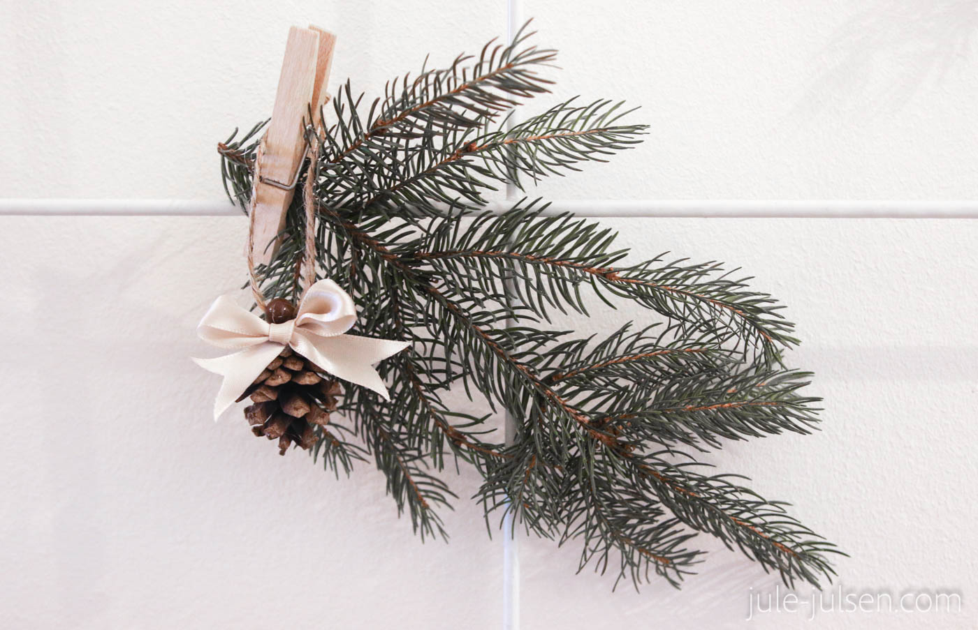 selbst gemachter Baumschmuck aus Kienäpfeln