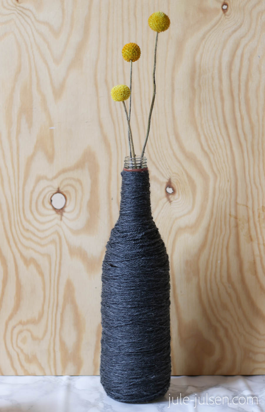 diy Vase aus Wolle und einer Flasche
