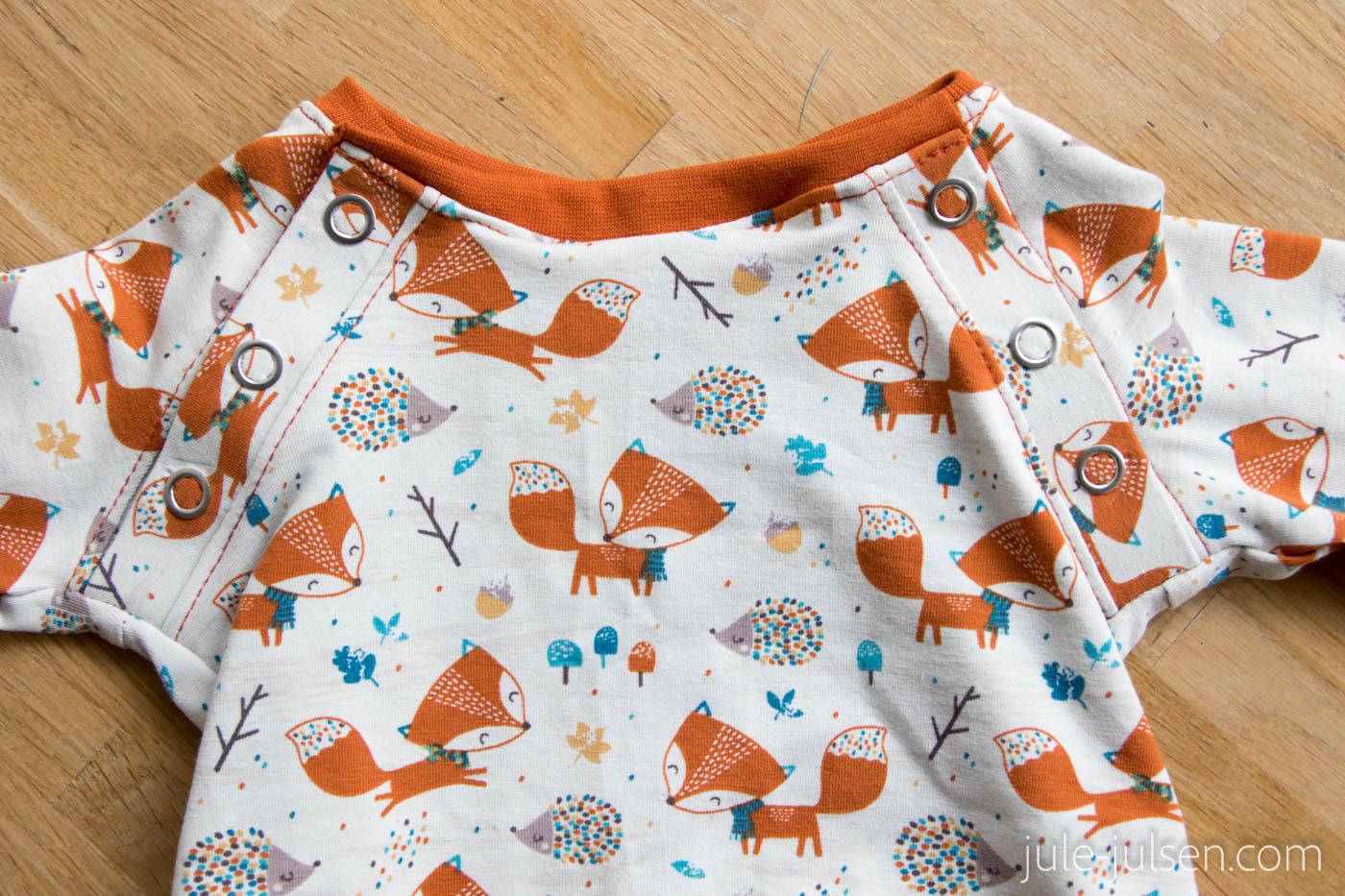 zweifache Knopfleiste des Babypullis zweifache Knopfleiste des Babypullis
