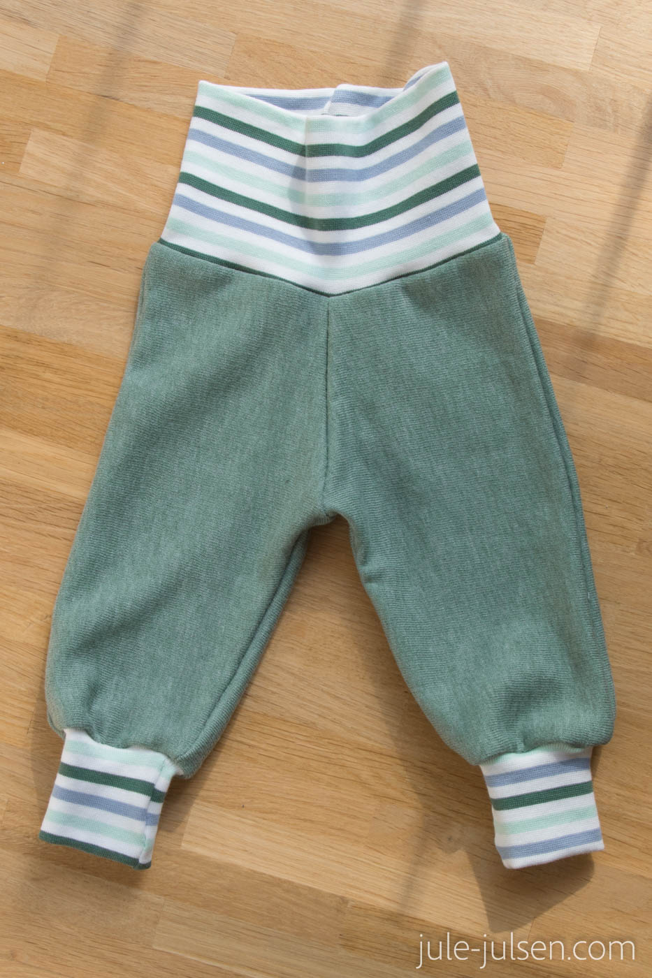 Babyhose für Neugeborene aus Sweat und Buendchen Babyhose für Neugeborene aus Sweat und Buendchen
