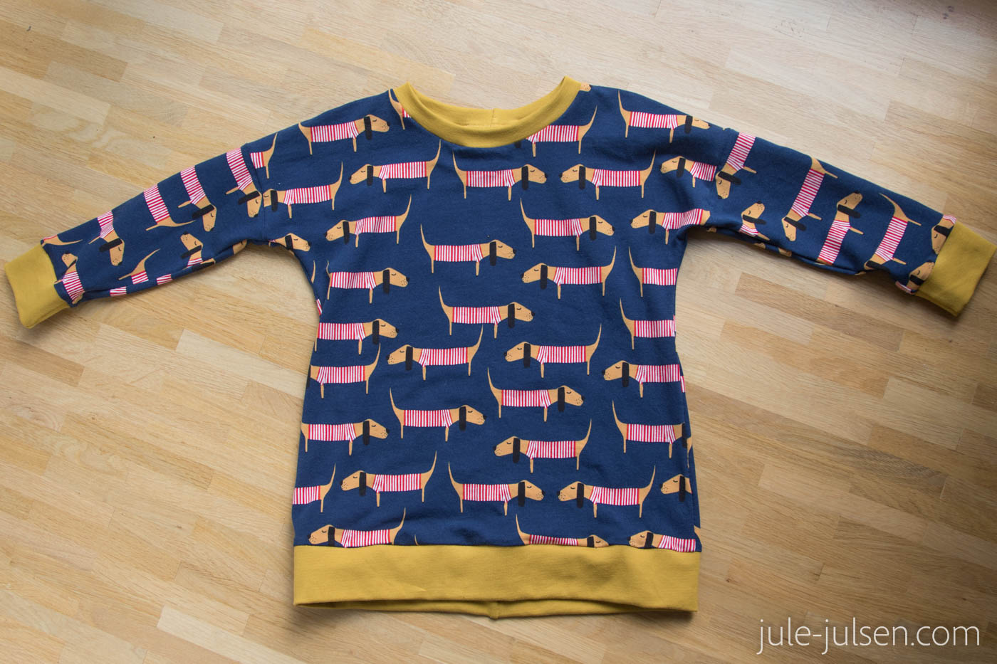 läessiges Sweatshirtkleid mit überschnittenen Ärmeln läessiges Sweatshirtkleid mit überschnittenen Ärmeln