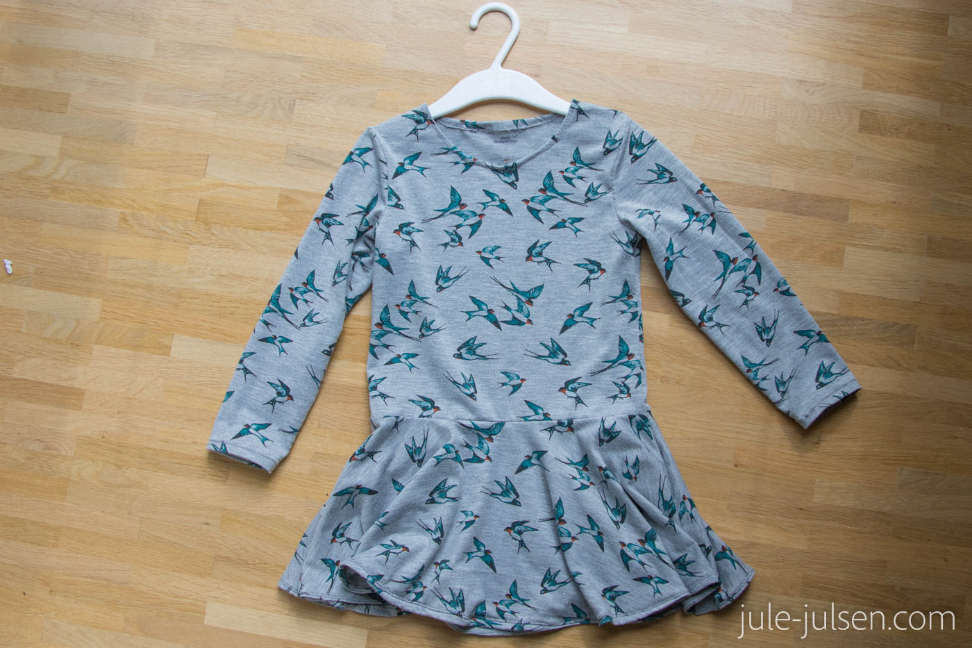 langaermeliges Kinderkleid mit Tellerrock langaermeliges Kinderkleid mit Tellerrock