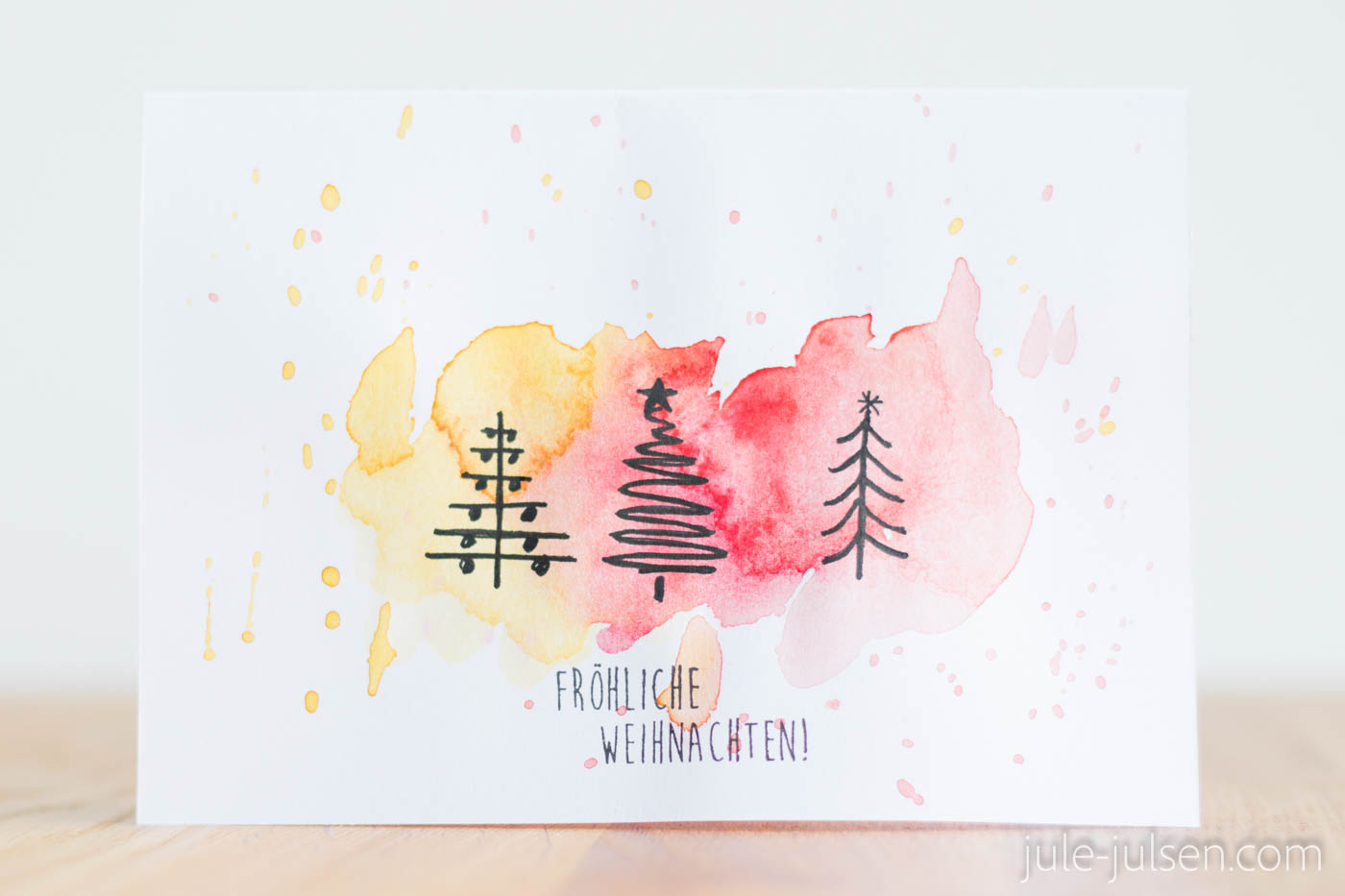 diy Weihnachtskarte Aquarelltechnik Farbkleckse und Tannenmotiv