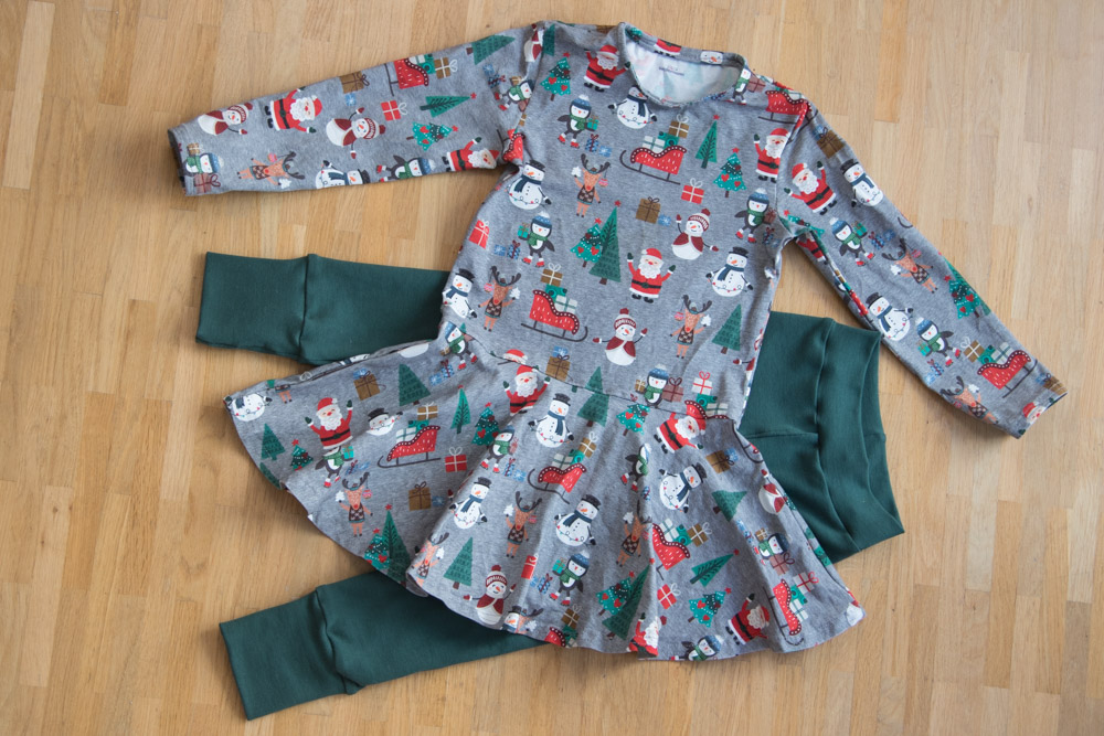 diy Weihnachtskleid mit Tellerrock und tannengruene Leggins